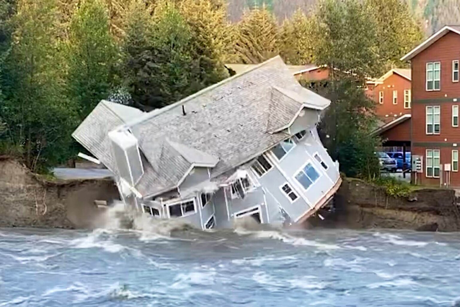 Juneau Residents Warned as Mendenhall River Floods Nearby Juneau flood alert issued for Mendenhall River overflow