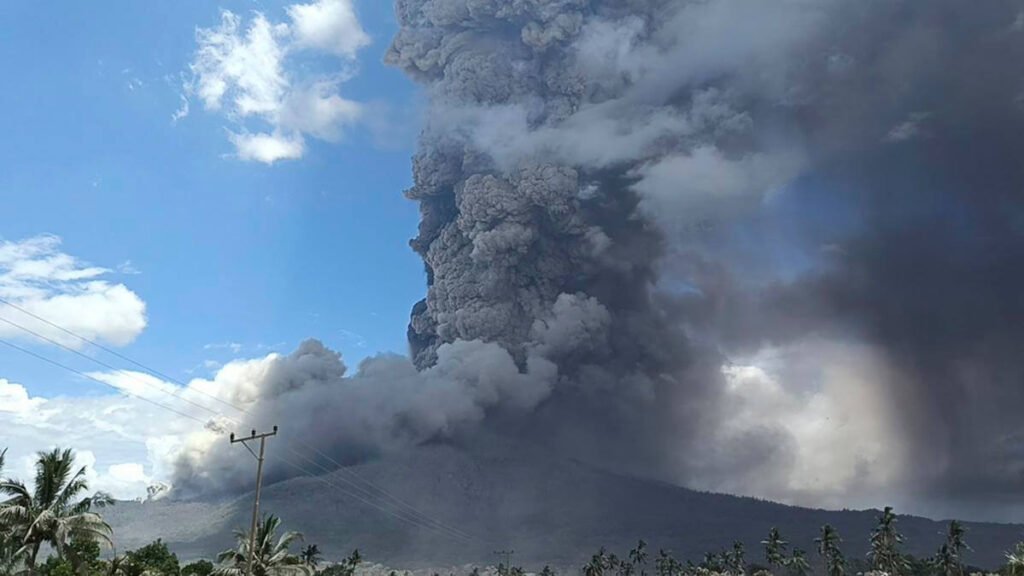 Bali flight disruptions continue due to volcanic ash