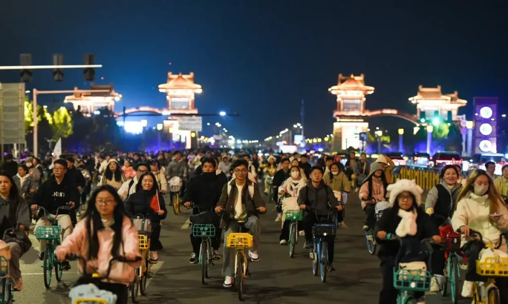 Night ride Kaifeng journey ends in gridlock chaos.