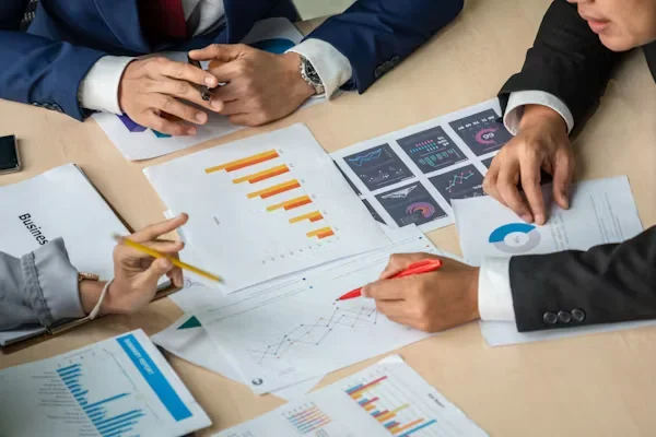 Fractional SDR: Cost-Effective Solution for Tech Startups a group of people discussing