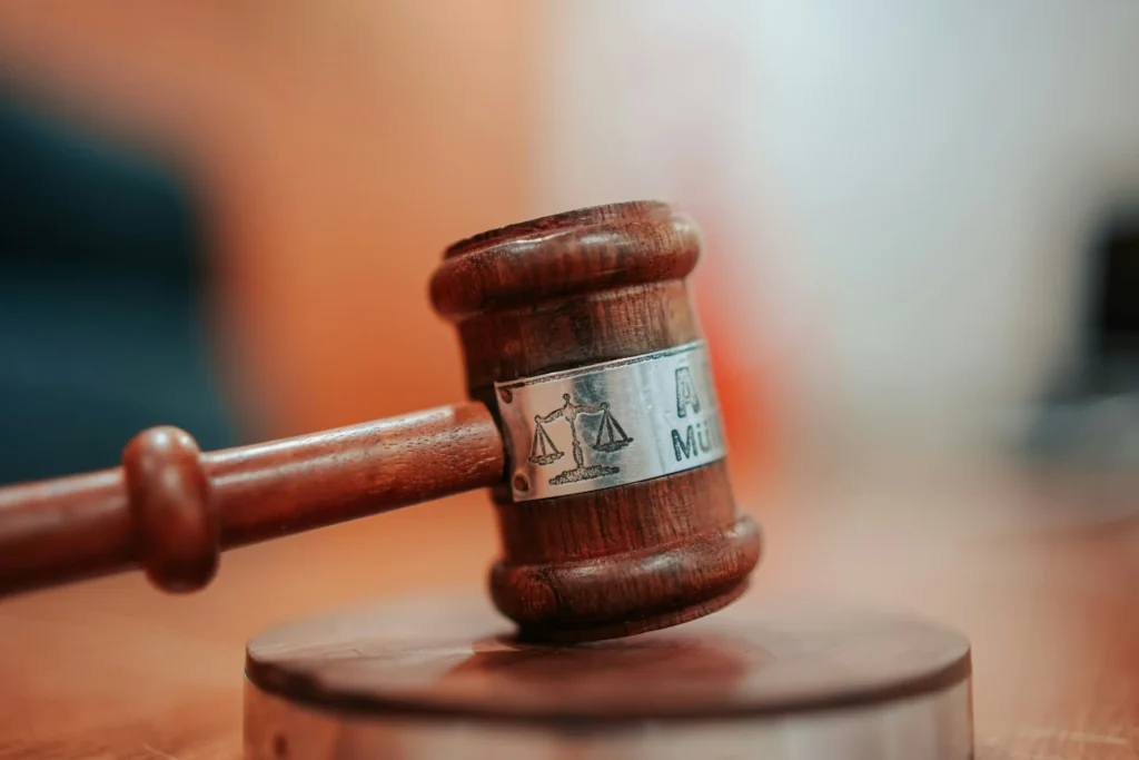 A judge´s gavel on top of a wooden table.