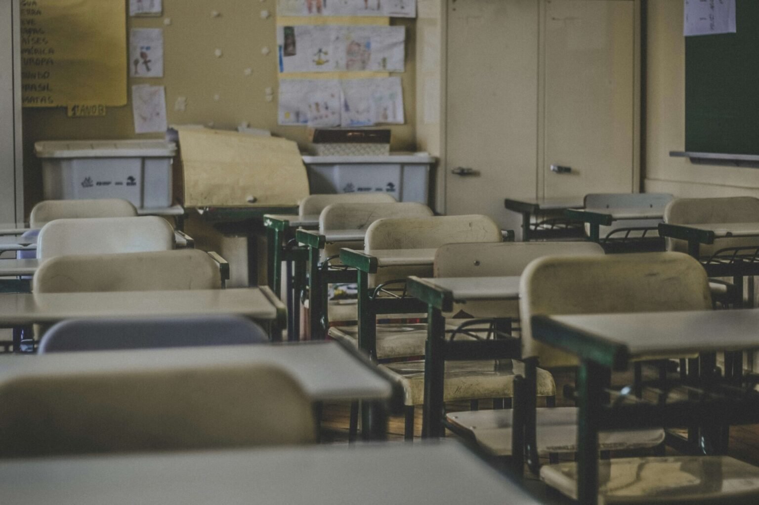 A classroom with desks and chairs.