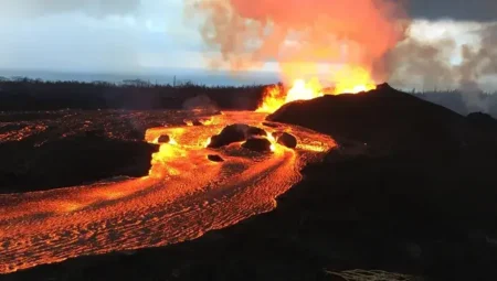 Kilauea Volcano Eruption Reaches 262 Feet High Kilauea volcano eruption sparks ashfall warning issued.