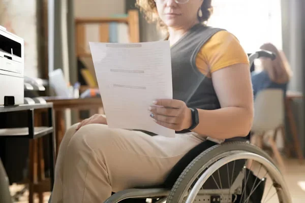 Acts of Bad Faith in Long-Term Disability Claims: Some Examples to Understand Better business woman reading paper