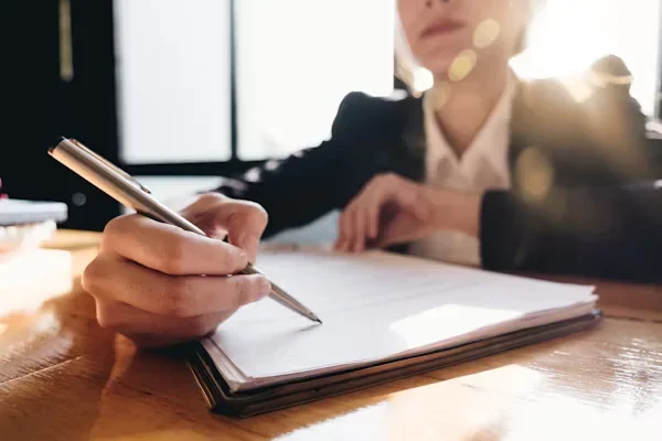 Acts of Bad Faith in Long-Term Disability Claims: Some Examples to Understand Better woman writing on paper