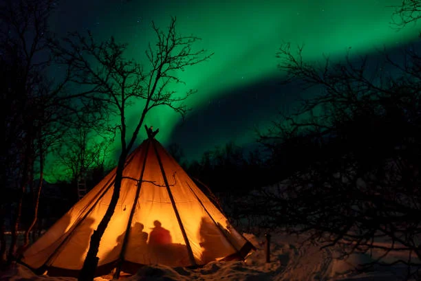 Cheapest Ways to See Northern Lights camping 1