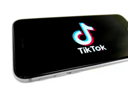 TikTok´s logo displayed on a phone screen.