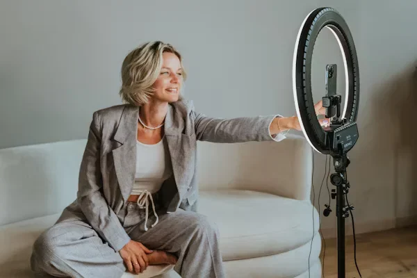 Proven Tips for Getting Noticed by a Casting Agency A woman taking a selfie