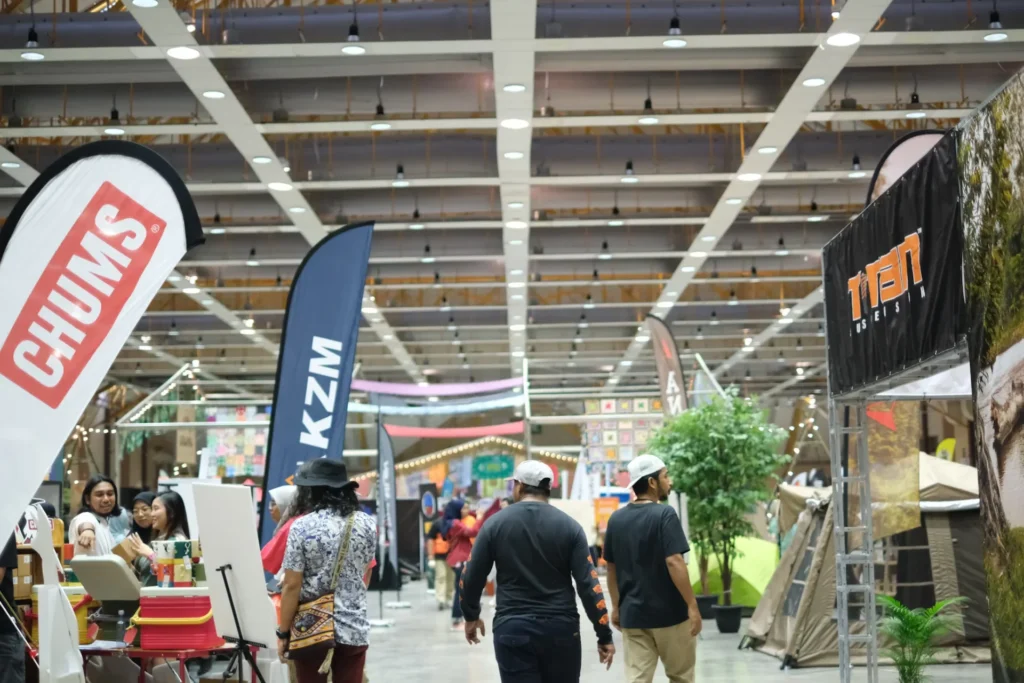 Tips on Selecting The Ideal Trade Show Exhibit Rental for Your Chicago Event Group of people are walking around