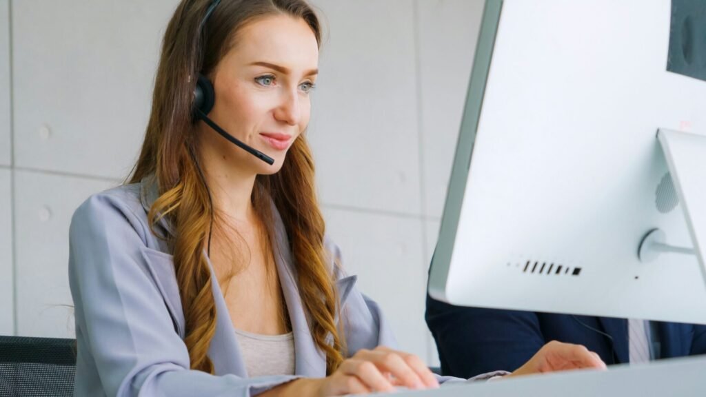 Cloud Call Centers Are Revolutionizing E-Commerce: Is It Time to Adapt? woman working on computer