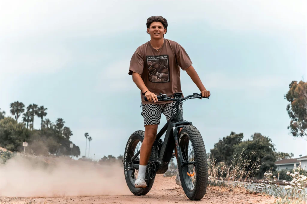 Why More Travelers Are Choosing Folding Ebikes for City Tours a man riding a bicycle