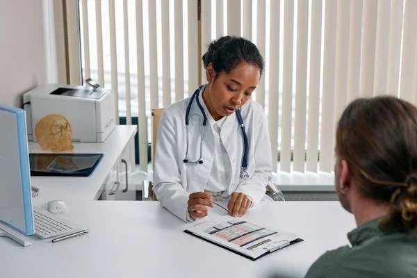 In-Home Mental Health Care vs Outpatient Clinics: Pros and Cons Doctor talking to her patient