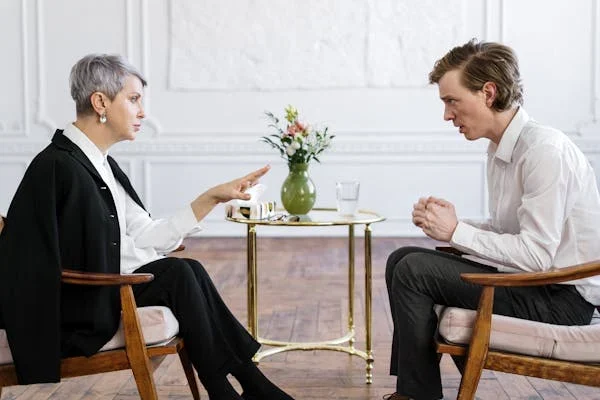 In-Home Mental Health Care vs Outpatient Clinics: Pros and Cons a female psychologist talking to her patient