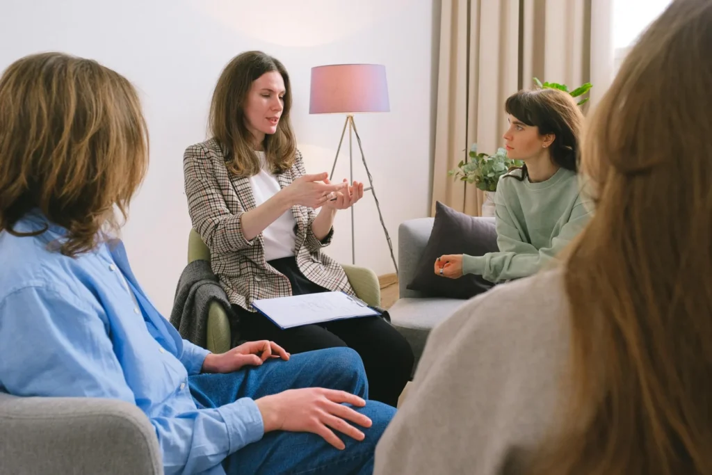 In-Home Mental Health Care vs Outpatient Clinics: Pros and Cons psychologist talking with the group of women