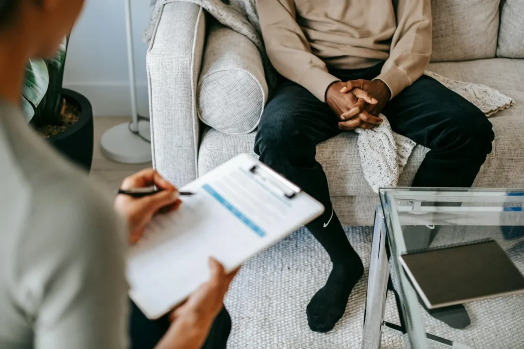 In-Home Mental Health Care vs Outpatient Clinics: Pros and Cons Therapist with a patient