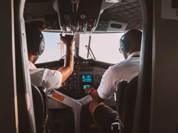 Inside the Cockpit: How Pilots Decide on Emergency Landings emergency landing