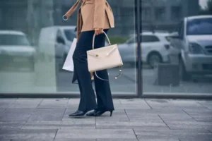 woman holding bag in her hand